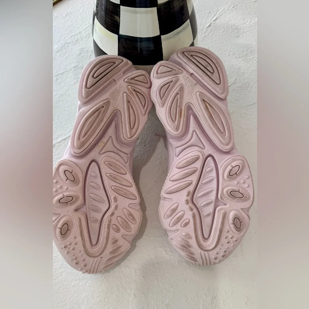 Adidas OZWEEGO SHOES size 4